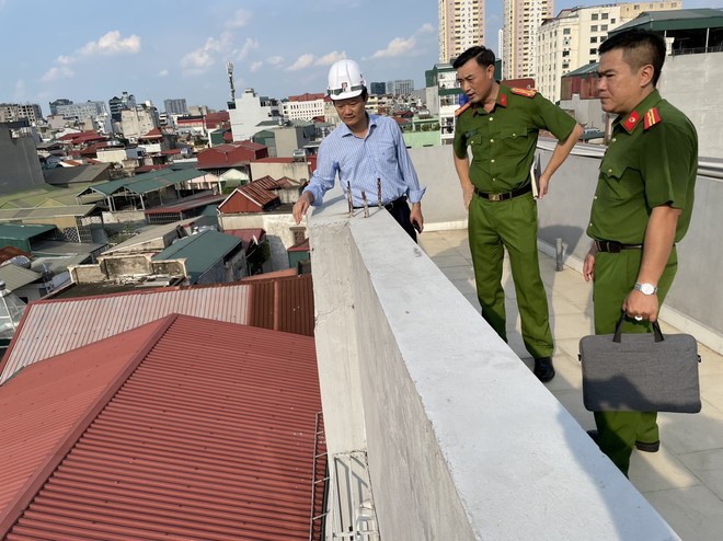 Ông Hà Anh Tuấn - Phó Chủ tịch UBND quận Đống Đa cùng đoàn công tác kiểm tra an toàn PCCC nhà nhiều căn hộ tại phường Thịnh Quang ảnh 1