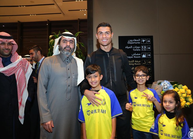Ronaldo hớn hở đến Ả Rập Xê Út, chuẩn bị ra mắt Al Nassr ảnh 1