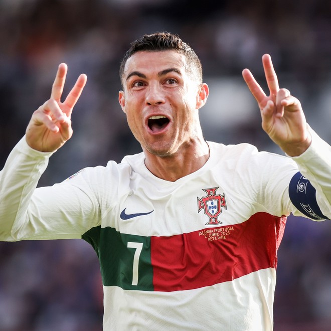 Ronaldo phấn khích khi ghi bàn thắng để đời ảnh 1