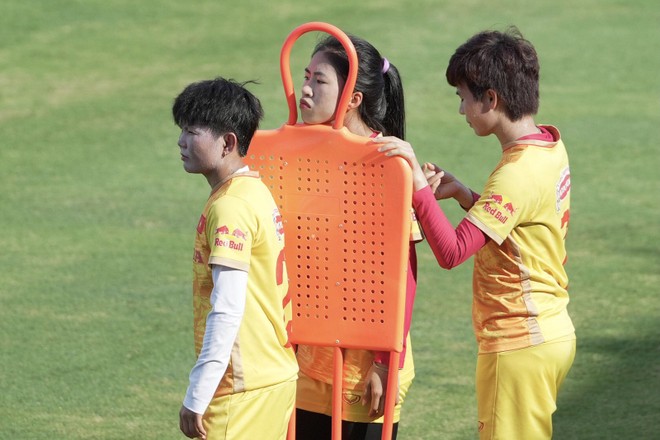 Tuyển nữ Việt Nam mệt nhoài 'luyện công' dưới nắng nóng 40 độ vì World Cup ảnh 2
