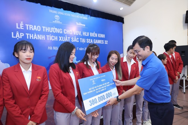 Nguyễn Thị Oanh và tuyển điền kinh nhận thưởng gần nửa tỷ đồng ảnh 1
