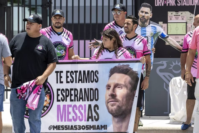 CĐV Miami phấn khích chào đón Messi đến Mỹ ảnh 2