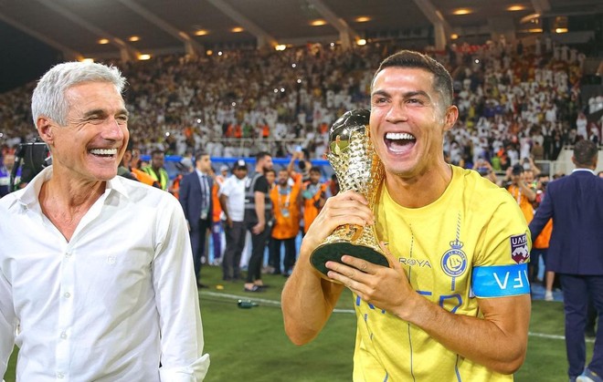 Ghi 2 bàn, Ronaldo giúp Al Nassr giành chiếc cúp y hệt World Cup ảnh 1