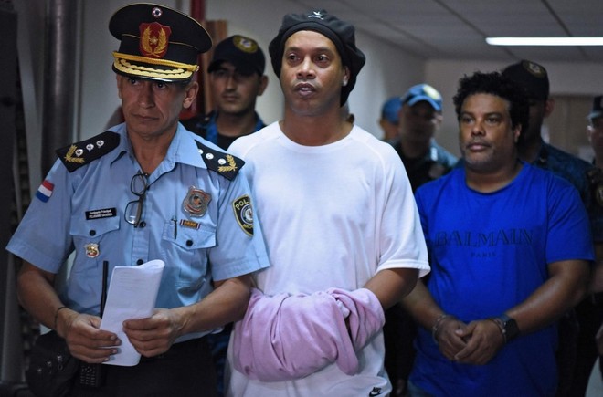 Ronaldinho có thể phải ngồi tù lần nữa vì tội lừa đảo ảnh 1