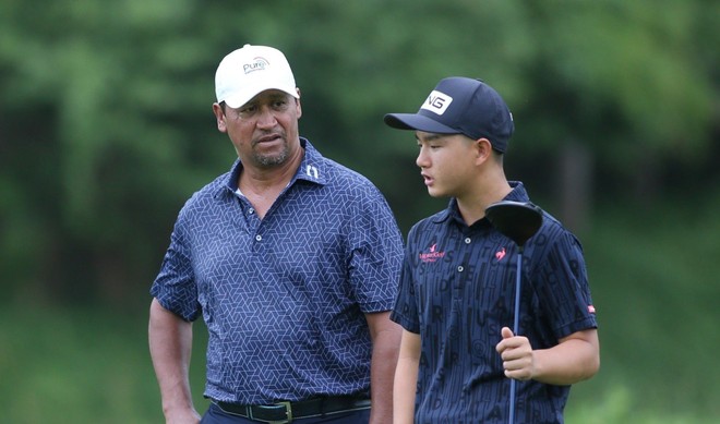 Golfer Anh Minh 'như hình với bóng' bên huyền thoại Michael Campbell