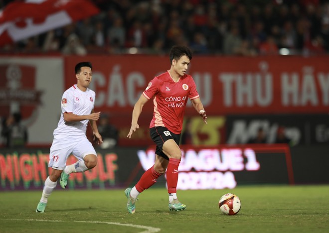 Quang Hải ghi bàn, CLB CAHN vẫn thua đậm Hải Phòng 1 Công an Hà Nội (áo đỏ) thua đáng tiếc ở Lạch Tray