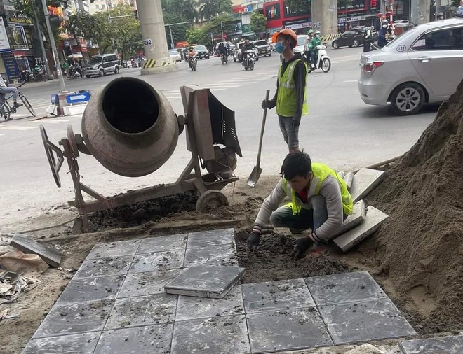 “Lộ” nhiều nguyên nhân khiến vỉa hè lát đá tự nhiên ở Hà Nội nhanh vỡ ảnh 1