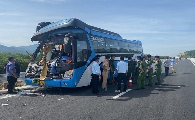 Xe khách chở đoàn từ thiện đâm đuôi xe tải trên cao tốc Nha Trang- Cam Lâm làm 2 người chết ảnh 1