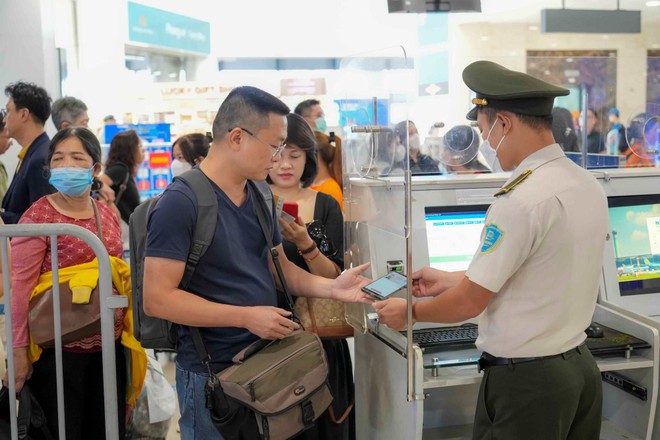 Sân bay Nội Bài khuyến cáo khách nên mang thêm bản gốc giấy tờ để làm thủ tục lên máy bay ảnh 1