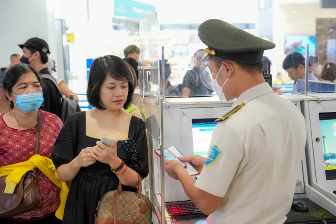Sân bay Nội Bài khuyến cáo khách nên mang thêm bản gốc giấy tờ để làm thủ tục lên máy bay ảnh 2