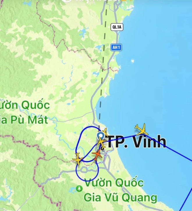 Hơn 20 chuyến bay không thể cất/hạ cánh từ sân bay quốc tế Nội Bài do mưa giông  ảnh 1