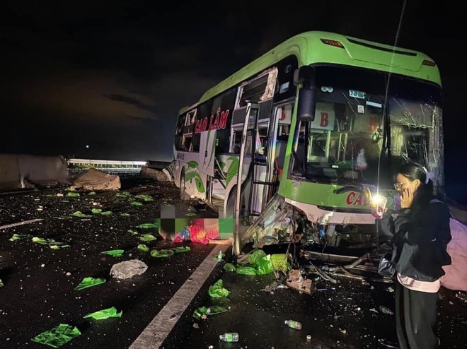 Hiện trường vụ tai nạn giữa xe khách và xe tải trên cao tốc Phan Thiết-Dầu Giây ảnh 1
