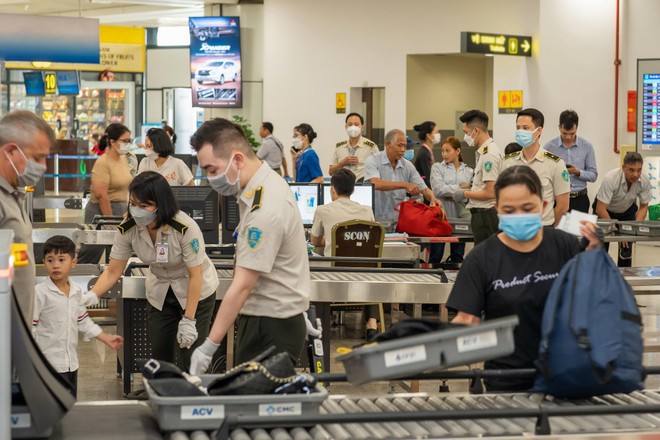 Kiểm tra an ninh tại sân bay quốc tế Nội Bài ảnh 1