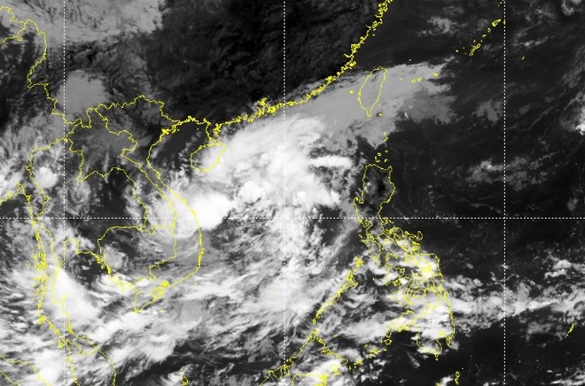 Vùng áp thấp trên Biển Đông sẽ mạnh lên thành áp thấp nhiệt đới trong ngày mai 17/10 ảnh 1