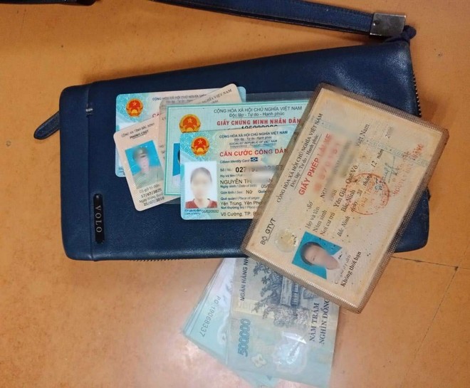 Chiếc ví bị bỏ quên tại sân bay quốc tế Nội Bài vào chiều 23/10 ảnh 1