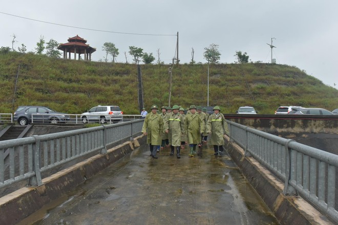 Thứ trưởng Bộ NN&PTNT Nguyễn Hoàng Hiệp kiểm tra công tác phòng, chống mưa lũ tại Hà Tĩnh ảnh 2