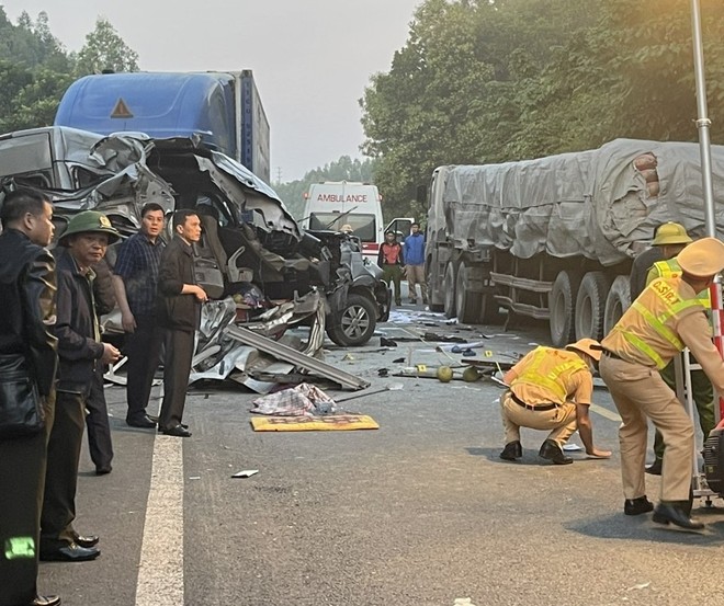 Hiện trường vụ tai nạn liên hoàn giữa xe hợp đồng 16 chỗ với 2 xe container trên quốc lộ 1 qua Lạng Sơn vào sáng sớm nay 31/10 ảnh 1