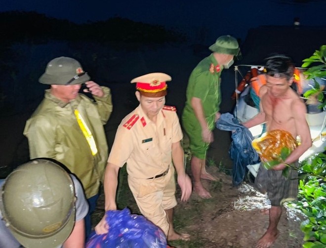 Lực lượng Công an huyện Can Lộc, Hà Tĩnh đã kịp thời tiếp cận hiện trường, giải cứu 9 công nhân thi công cao tốc bị mắc kẹt trong mưa lũ ảnh 1