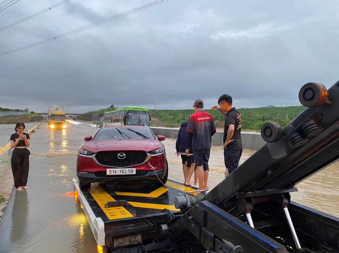 Cao tốc Phan Thiết-Dầu Giây bị ngập như sông sau trận mưa lớn
