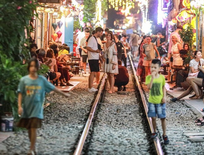 Các tụ điểm cafe đường tàu trên địa bàn quận Hoàn Kiếm nhộn nhịp trở lại