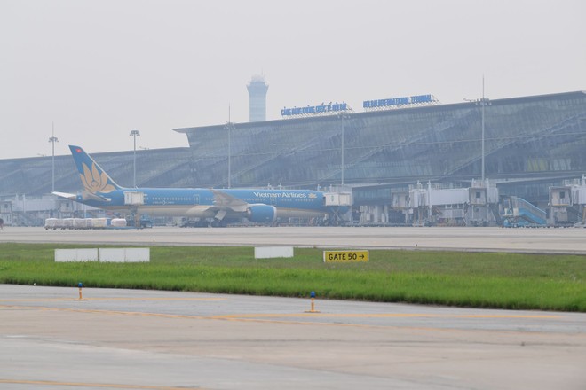 Sương mù dày đặc bao trùm sân bay quốc tế Nội Bài vào sáng sớm nay khiến nhiều chuyến bay không thể cất/hạ cánh