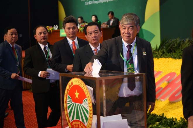Các đại biểu bỏ phiếu bầu Ban Chấp hành Trung ương Hội Nông dân Việt Nam khoá VIII, nhiệm kỳ 2023 - 2028