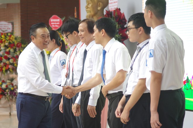 Chủ tịch Hà Nội đánh trống khai giảng tại trường THPT Chuyên Hà Nội - Amsterdam ảnh 10