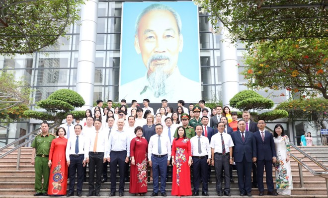 Chủ tịch Hà Nội đánh trống khai giảng tại trường THPT Chuyên Hà Nội - Amsterdam ảnh 9