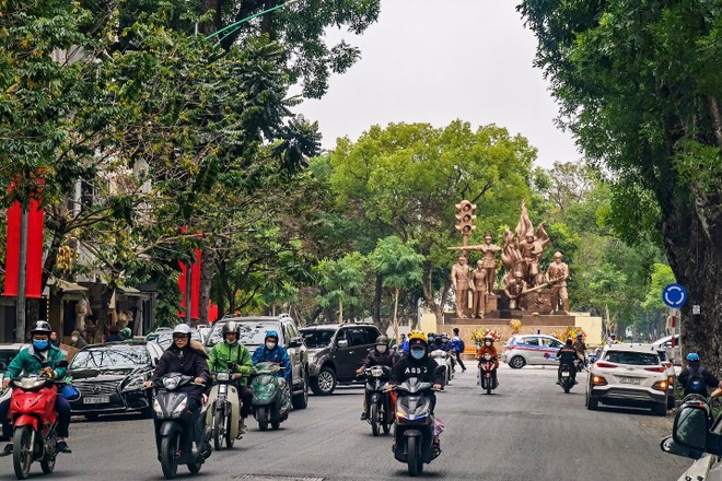 Tượng đài “Công an nhân dân vì dân phục vụ” đang là điểm nhấn đô thị ở khu vực quanh hồ Thiền Quang ảnh 2