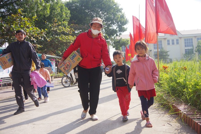 Món quà ý nghĩa với các em học sinh vượt khó, học tốt và gia đình đúng dịp kỷ niệm 41 năm Ngày Nhà giáo Việt Nam