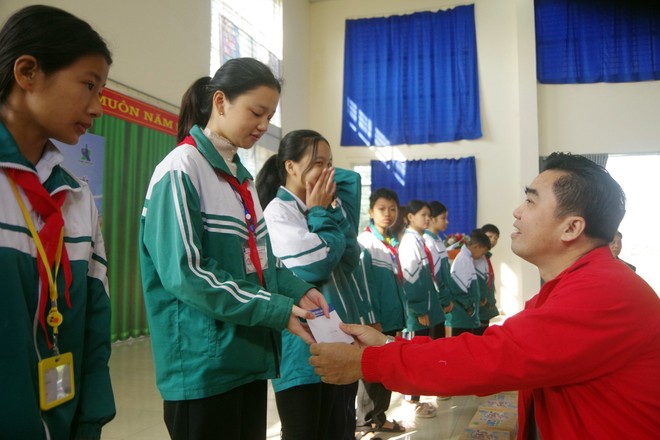 Ông Lê Hồ Hiền Phi - Giám đốc Nhà máy Number One Hà Nam tặng quà các em học sinh vượt khó, học tốt