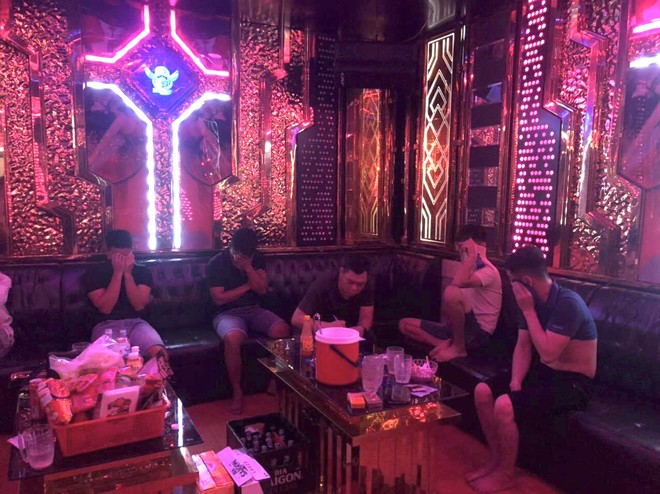 Lực lượng chức năng kiểm tra quán karaoke lúc rạng sáng. ảnh 1