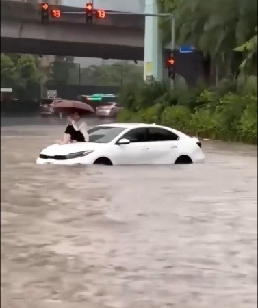 “Cô đơn trên capo” - Khoảnh khắc được chia sẻ nhiều nhất trong ngày Thủ đô “thất thủ” vì mưa lớn, cũng là bức ảnh lột tả rõ nhất “gót chân Achilles” của xe xăng. ảnh 1