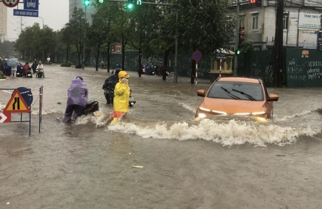 Trong khi nhiều phương tiện phải dắt bộ hoặc đứng im “chịu trận” thì chiếc ô tô điện VinFast VF 5 Plus vẫn tự tin vượt ngập. ảnh 2 Trong khi nhiều phương tiện phải dắt bộ hoặc đứng im “chịu trận” thì chiếc ô tô điện VinFast VF 5 Plus vẫn tự tin vượt ngập. ảnh 2