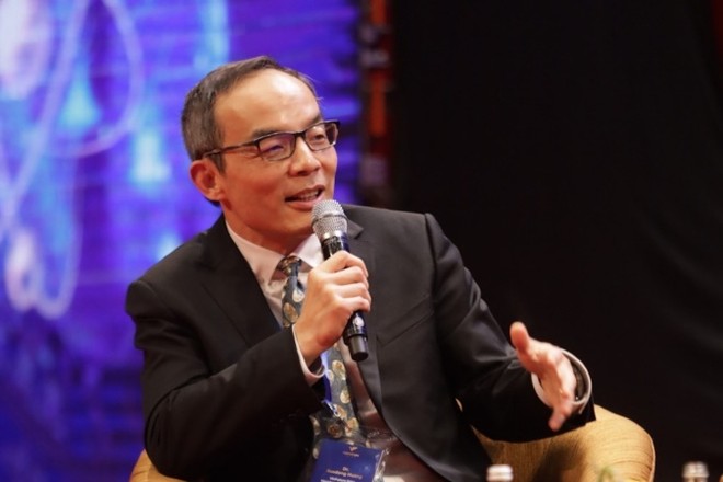 TS. Xuedong David Huang là một trong những nhà nghiên cứu hàng đầu thế giới về nhận diện giọng nói, xử lý ngôn ngữ và dịch máy, hiện là Giám đốc Công nghệ của Tập đoàn Zoom (Hoa Kỳ) và Thành viên Hội đồng Giải thưởng VinFuture.