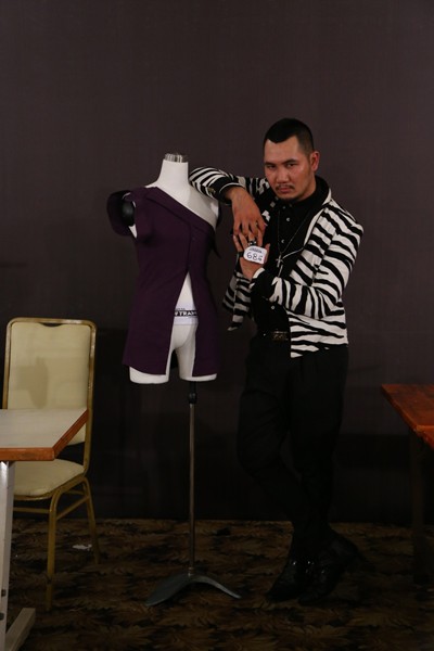 Chiêu "hô biến" áo sơ mi độc đáo của thí sinh Project Runway ảnh 5 Chiêu "hô biến" áo sơ mi độc đáo của thí sinh Project Runway ảnh 5