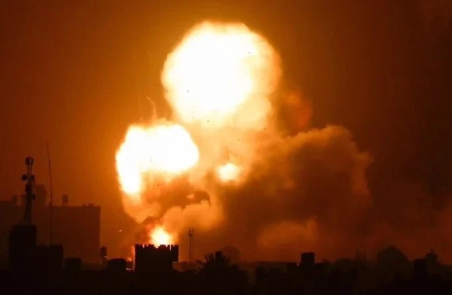 Israel không kích dữ dội Dải Gaza trong đêm ảnh 1