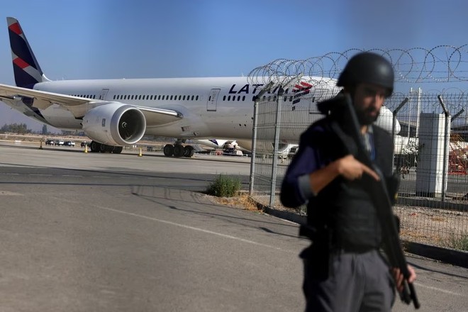 Chile: Lực lượng an ninh đấu súng dữ dội với nhóm cướp tiền tại sân bay ảnh 1