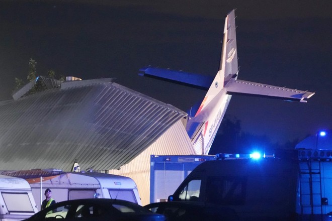 Ba Lan: Phi cơ đâm vào nhà chứa máy bay, 5 người thiệt mạng ảnh 1