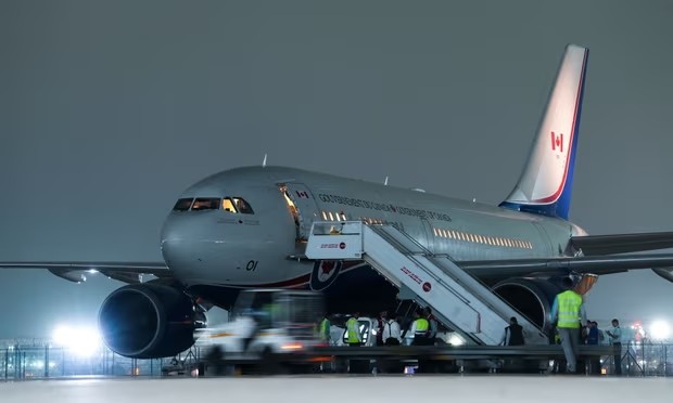 Máy bay của Thủ tướng Canada Justin Trudeau trên đường băng sân bay ở Thủ đô New Delhi, Ấn Độ ảnh 1