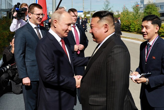 Tổng thống Nga Vladimir Putin bắt tay nhà lãnh đạo Triều Tiên Kim Jong-un tại Sân bay vũ trụ Vostochny ảnh 1
