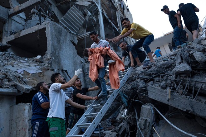 Người dân Palestine giải cứu 1 bé gái khỏi đống đổ nát sau cuộc không kích của Israel vào ngày 10-10 ảnh 1