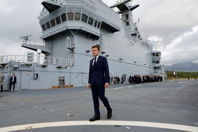 Tổng thống Pháp Emmanuel Macron trong chuyến thăm tàu sân bay trực thăng Dixmude hồi tháng 11-2022