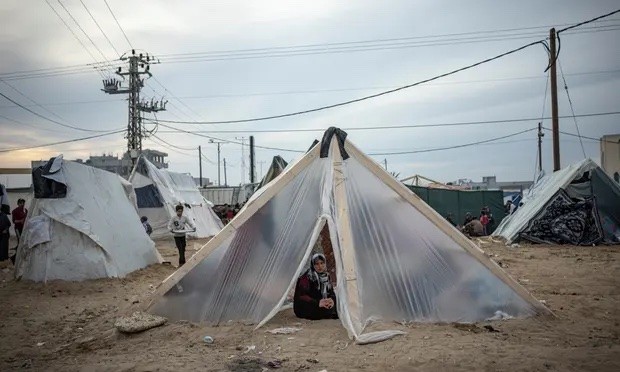 Người Palestine phải ở trong lều sau khi sơ tán do cuộc tấn công trên bộ của Israel
