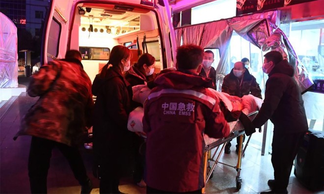 Nhân viên cứu hộ đưa nạn nhân tới bệnh viện sau trận động đất