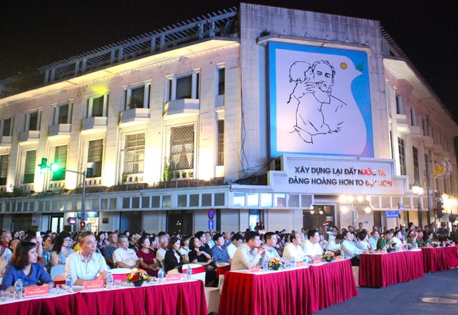 Hội thi được tổ chức tại không gian phố đi bộ, thu hút đông đảo người dân theo dõi