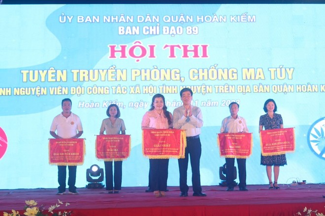 Ban tổ chức đã chọn ra các đội xuất sắc để trao giải