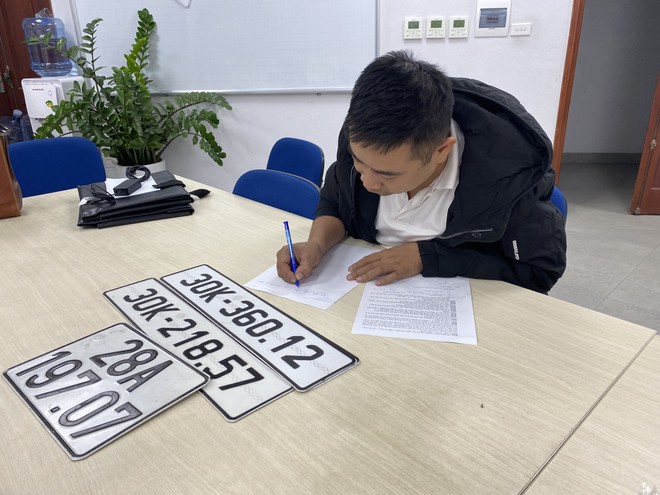 Chủ cơ sở thừa nhận kiếm thêm từ việc bán biển kiểm soát xe giả