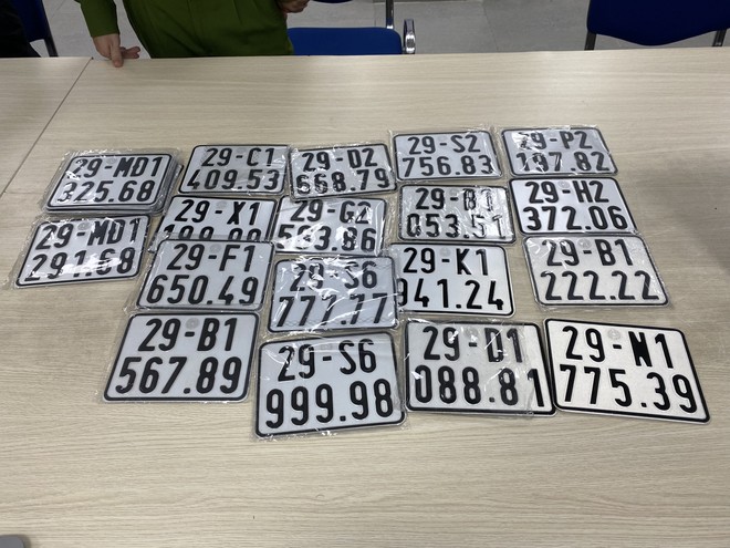 Với mỗi chiếc biển kiểm soát giả, cơ sở thu lời từ 40.000 - 50.000 đồng