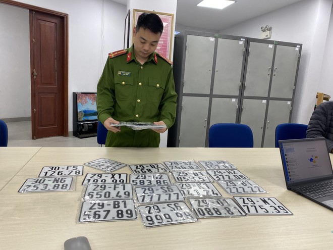 Lực lượng Công an đã thu giữ hàng chục chiếc biển kiểm soát xe giả